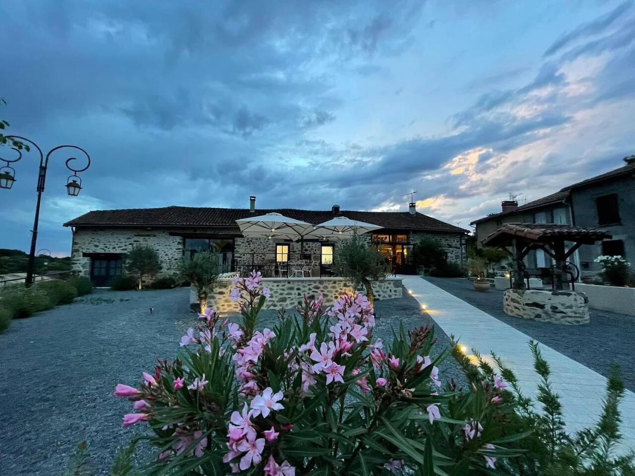 Villa Tagibao Avec Piscine Chauffee Et Spa Lesterps Extérieur photo