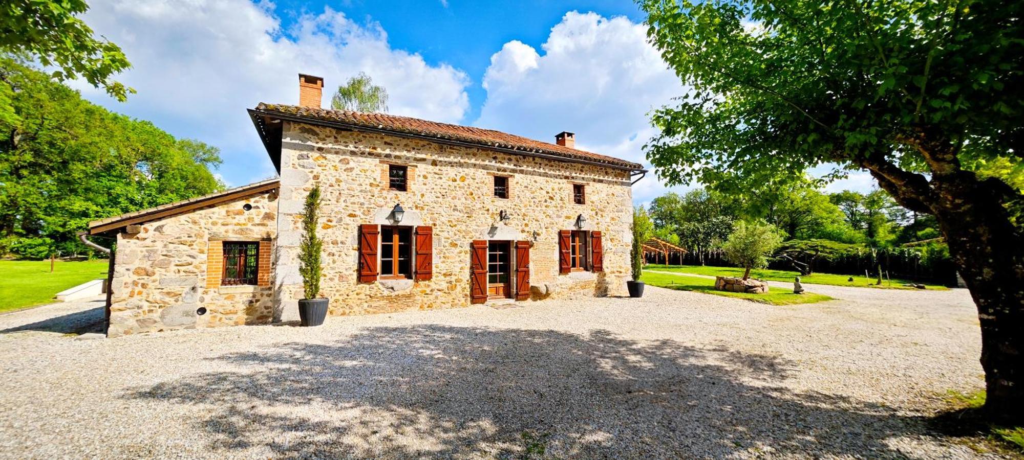 Villa Tagibao Avec Piscine Chauffee Et Spa Lesterps Extérieur photo