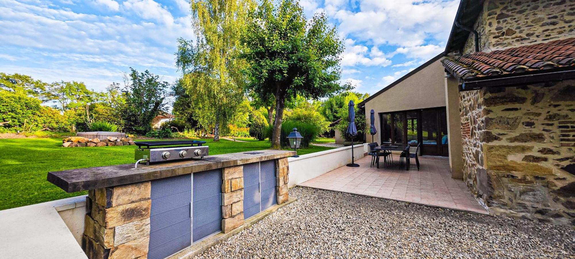 Villa Tagibao Avec Piscine Chauffee Et Spa Lesterps Extérieur photo