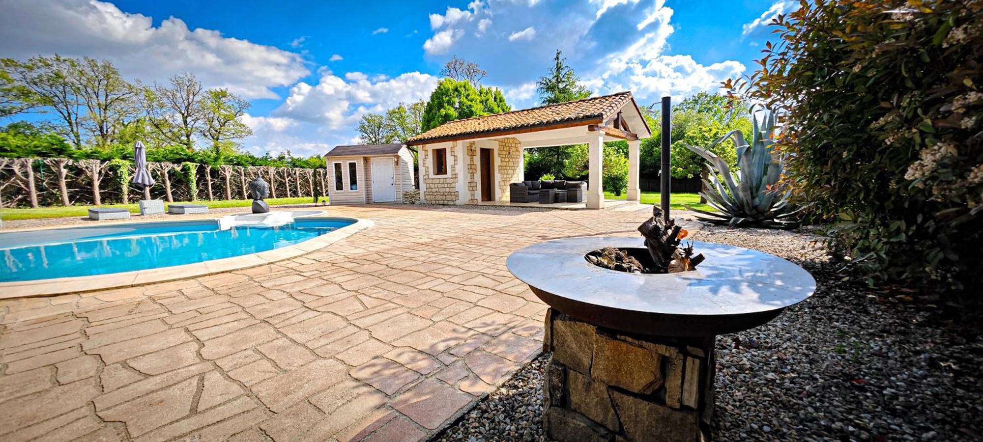 Villa Tagibao Avec Piscine Chauffee Et Spa Lesterps Extérieur photo